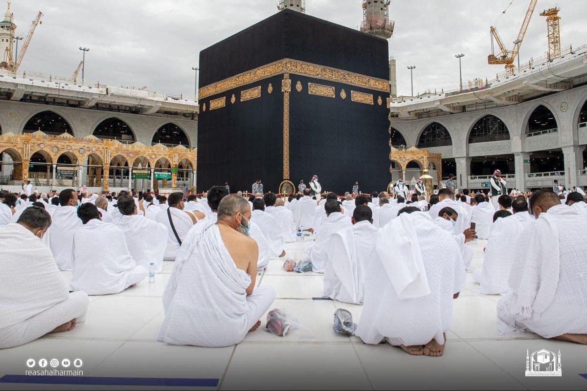 سيارة خاصة مع سائق أم وسائل النقل العامة في مكة؟ أيهما الأنسب لرحلتك